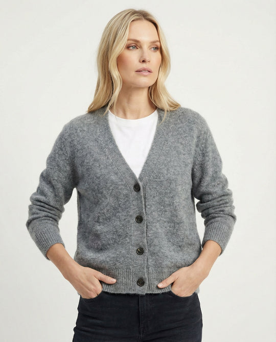 Flauschiger Kurzcardigan aus Alpaka-Mix mit verdeckter Knopfleiste und breiten Rippbündchen EB