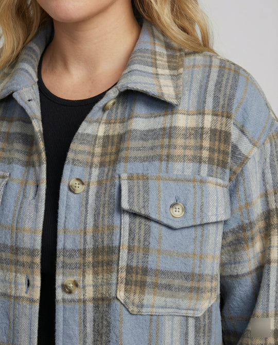 Karierte Hemdjacke im Shacket-Stil mit Hemdkragen Druckknopfleiste und aufgesetzten Brusttaschen EB