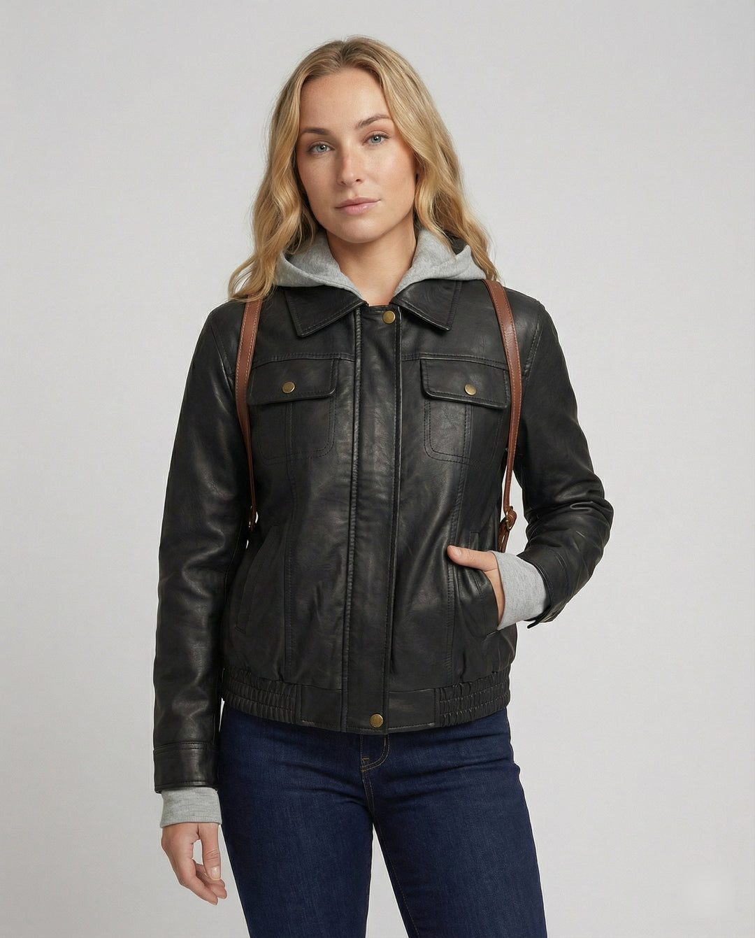 Kurz geschnittener Boxy-Lederblouson mit Hemdkragen, Brustpattentaschen und verstellbarem Saum EB
