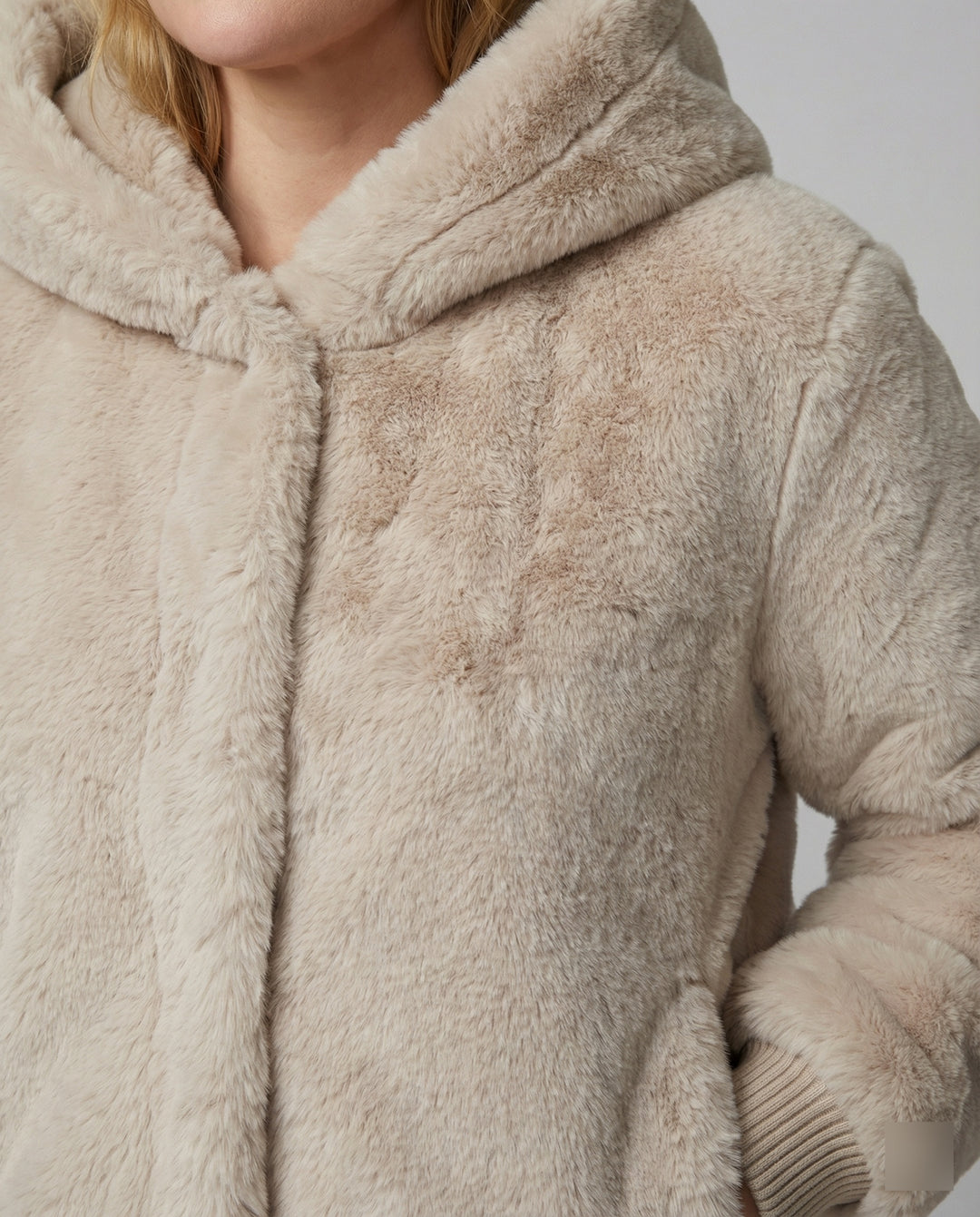 Kuschelige Teddy-Kapuzenjacke mit kastigem Schnitt, kurzem Saum und verdecktem Verschluss EB