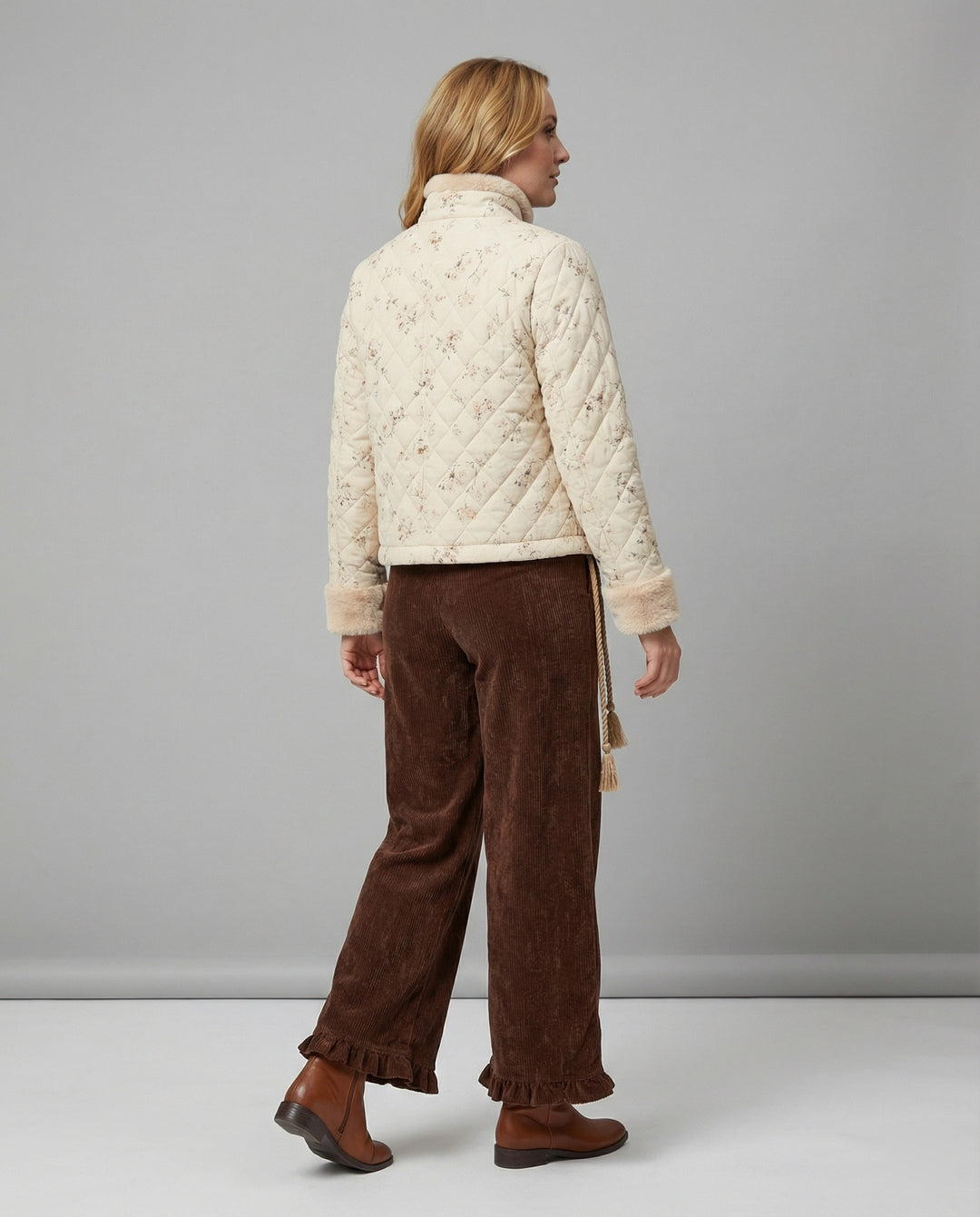 Kuscheliges Winter-Loungewear-Ensemble mit plüschgefütterter Kurzjacke, weiten Kimonoärmeln und fließender Samthose EB