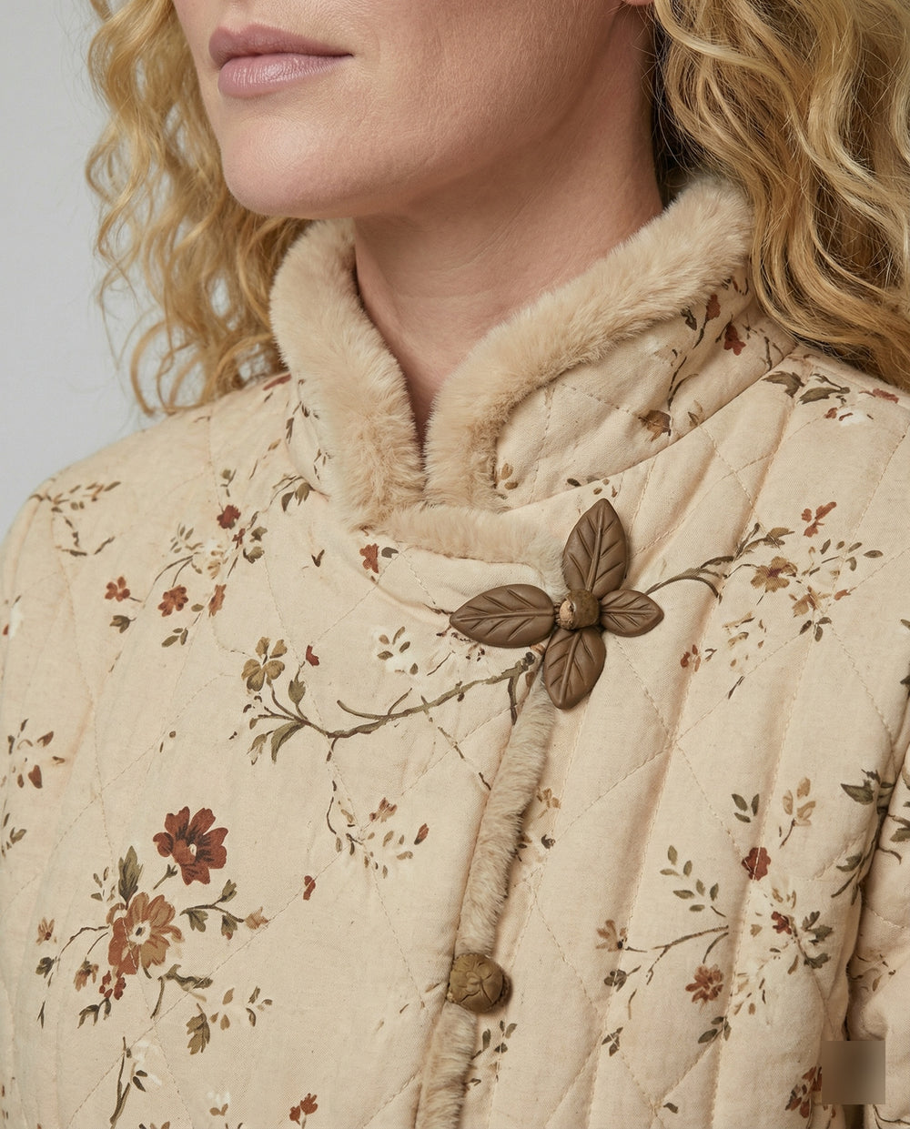 Kuscheliges Winter-Loungewear-Ensemble mit plüschgefütterter Kurzjacke, weiten Kimonoärmeln und fließender Samthose EB