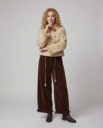 Kuscheliges Winter-Loungewear-Ensemble mit plüschgefütterter Kurzjacke, weiten Kimonoärmeln und fließender Samthose EB