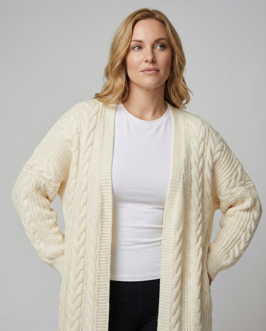 Lange offene Zopfmuster-Strickjacke mit überschnittener Schulter EB