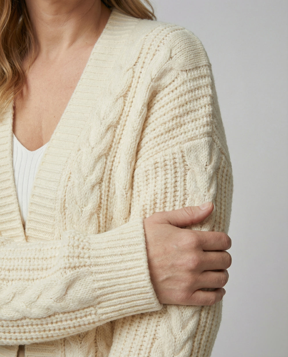 Langer offener Zopfmuster-Mantelcardigan mit voluminösen Glockenärmeln und geripptem Saum EB