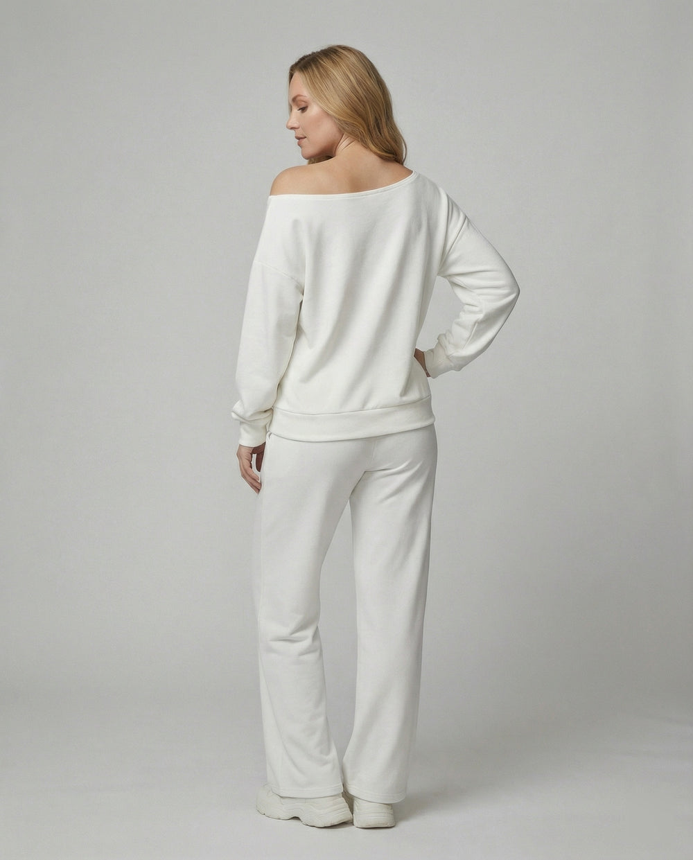 Lässiges Off-Shoulder-Freizeitensemble mit Oversize-Sweatshirt und weit geschnittener Komforthose EB