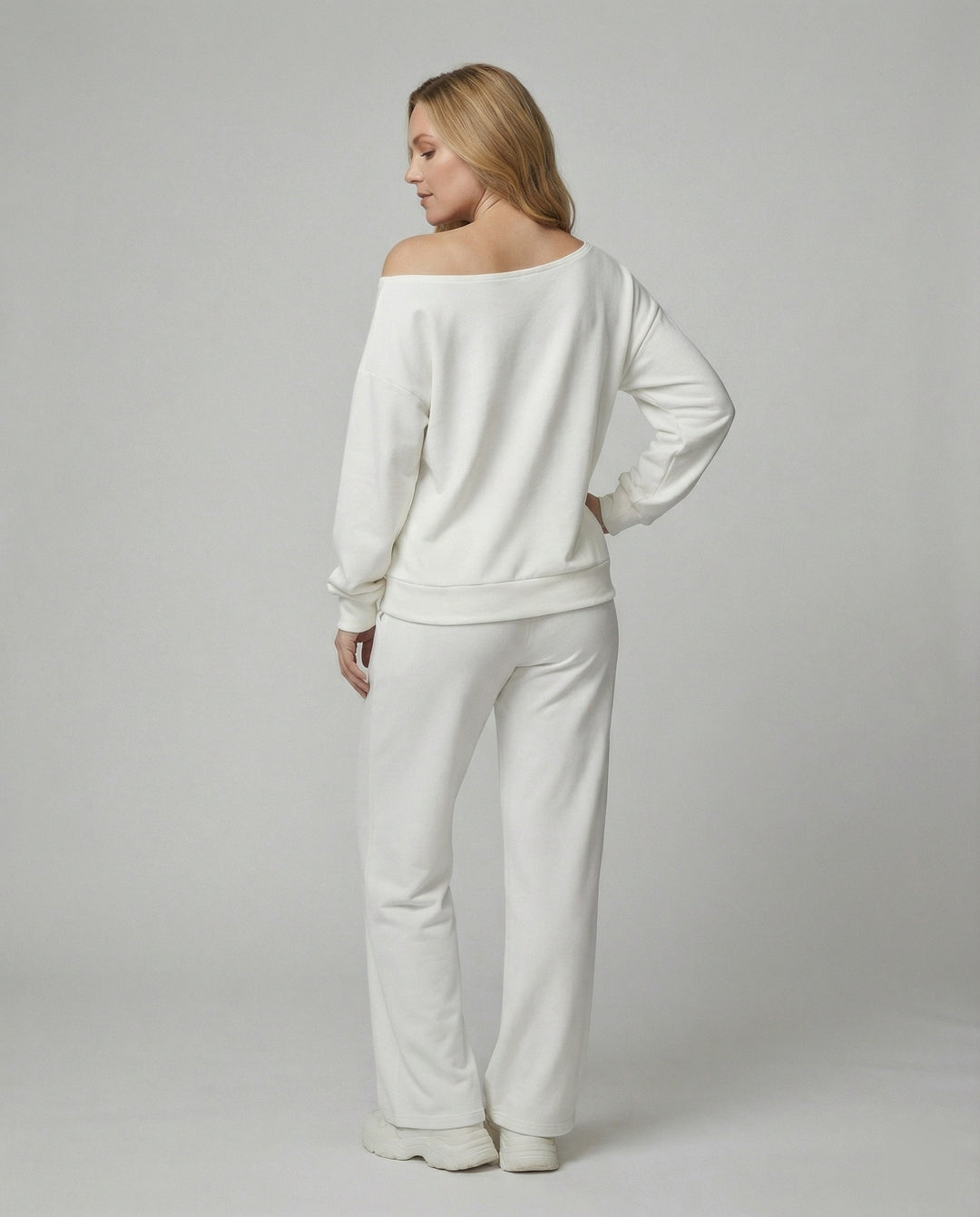 Lässiges Off-Shoulder-Freizeitensemble mit Oversize-Sweatshirt und weit geschnittener Komforthose EB