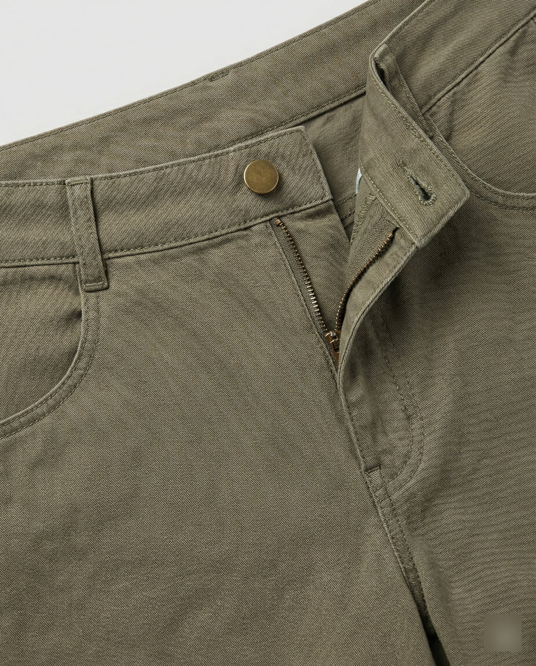 Legerweite Cargo-Palazzohose mit aufgesetzten Klappentaschen, Druckknopfdetails und mittelhohem Bund EB