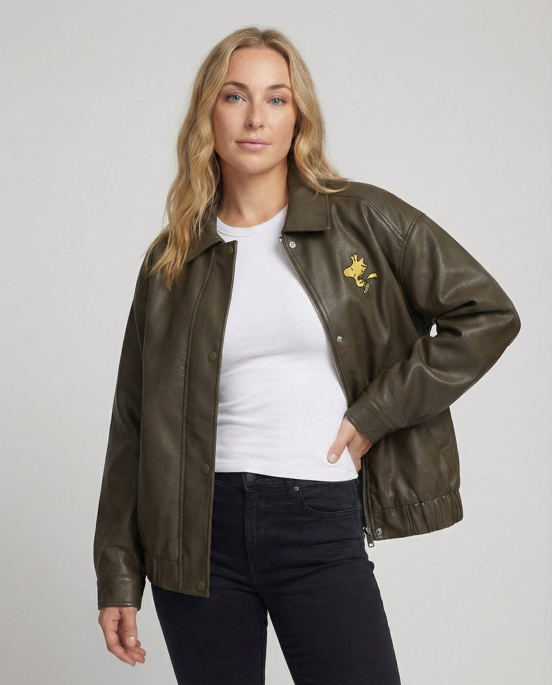 Lockere Kunstlederjacke im Bomberstil mit gesticktem Rückenmotiv, Druckknopfverschluss und elastischem Saum EB