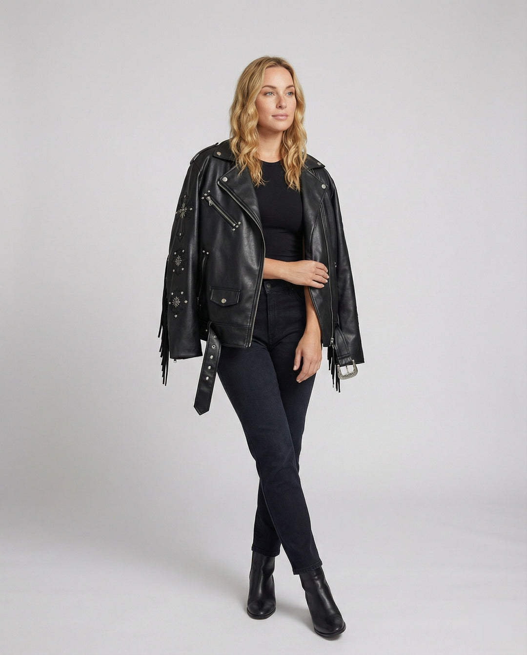 Oversized Kunstleder-Bikerjacke mit Sternnieten, Schnallen und verstellbarem Taillengürtel EB