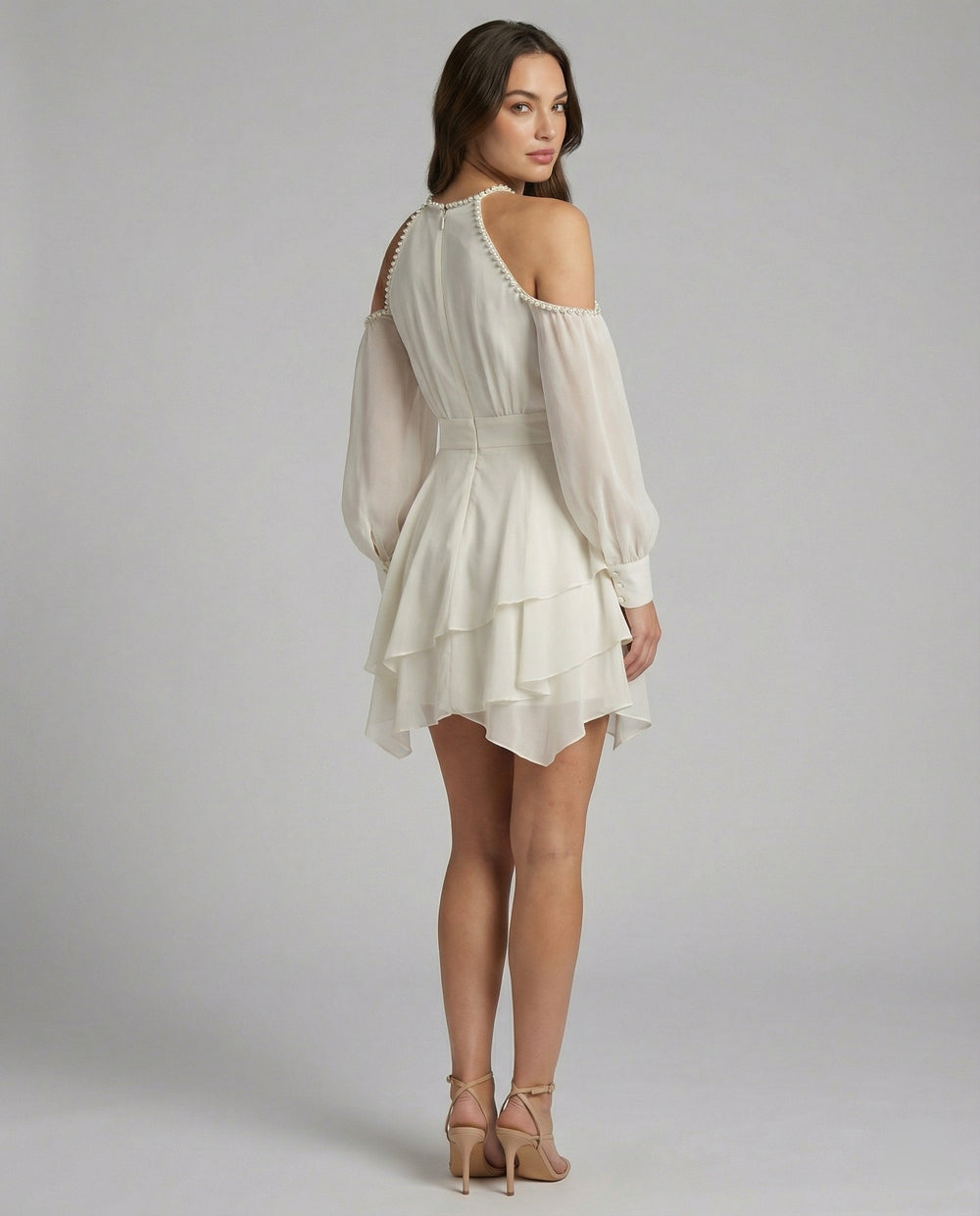Schulterfreies Chiffon-Minikleid mit Halterhalsausschnitt, Ballonärmeln und gestuftem Volantrock EB