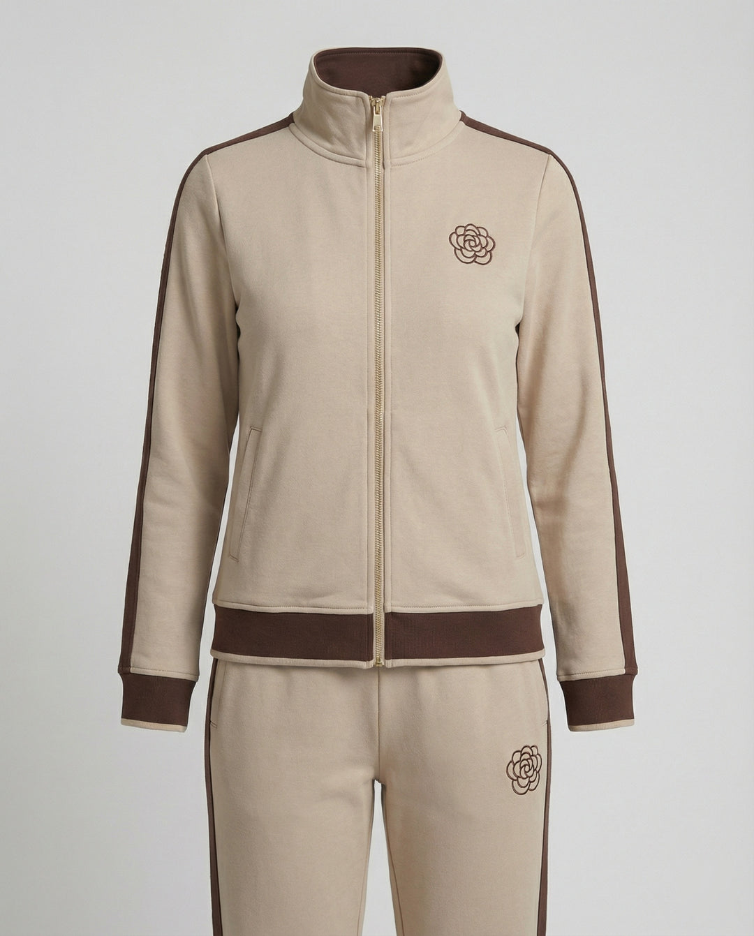 Sportlich-elegantes Freizeitset mit Stehkragen-Reißjacke, kontrastierenden Seitenstreifen und gerader Komforthose EB