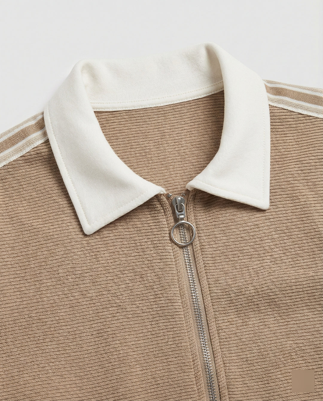 Sportlich-elegantes Strick-Ensemble mit Reißverschlussjacke, Pattentaschen, Kontrastkragen und weitem Hosenbein EB