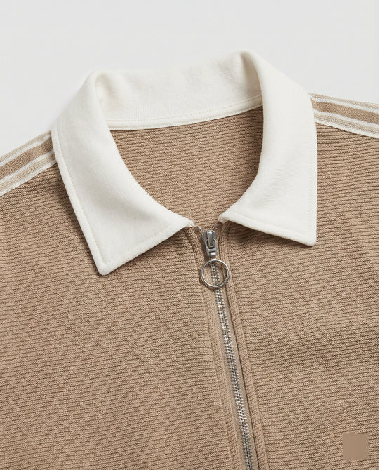 Sportlich-elegantes Strick-Ensemble mit Reißverschlussjacke, Pattentaschen, Kontrastkragen und weitem Hosenbein EB