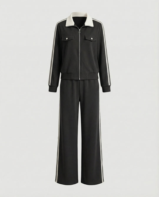 Sportlich-elegantes Strick-Ensemble mit Reißverschlussjacke, Pattentaschen, Kontrastkragen und weitem Hosenbein EB