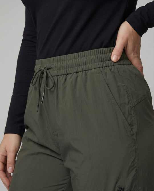 Sportliche Trekking-Cargohose mit überlappenden Klappentaschen und elastischem Knöchelabschluss EB