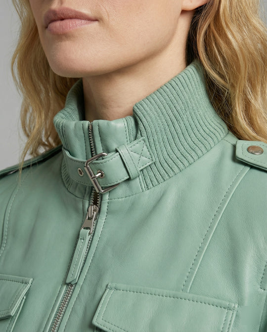 Kurzblousonjacke mit hochschließendem Stehkragen und dekorativer Längssteppung EB