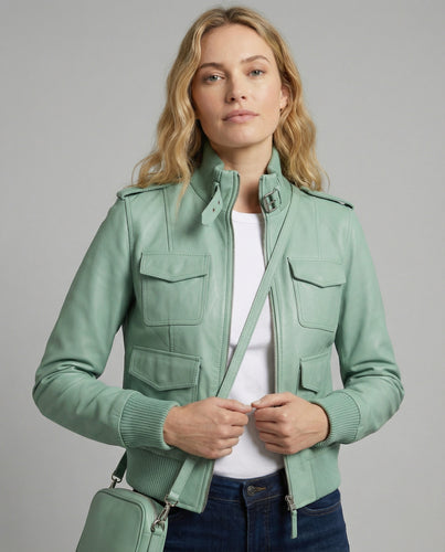 Kurzblousonjacke mit hochschließendem Stehkragen und dekorativer Längssteppung EB