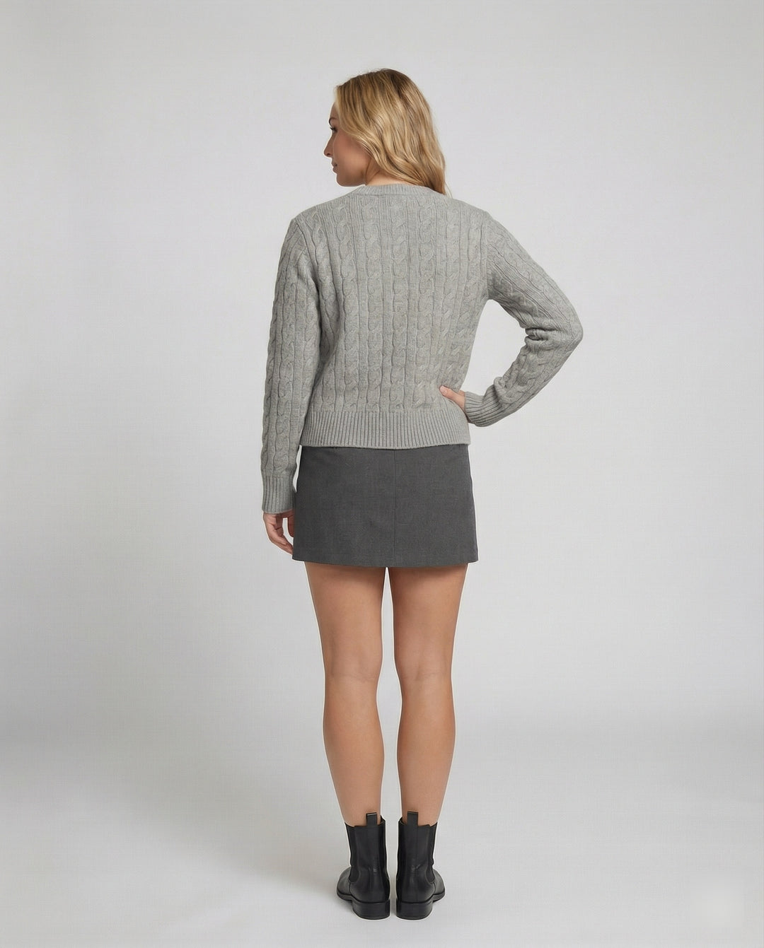 Taillierter Kurzcardigan mit geflochtener Strickstruktur und dekorativen Metallknöpfen EB