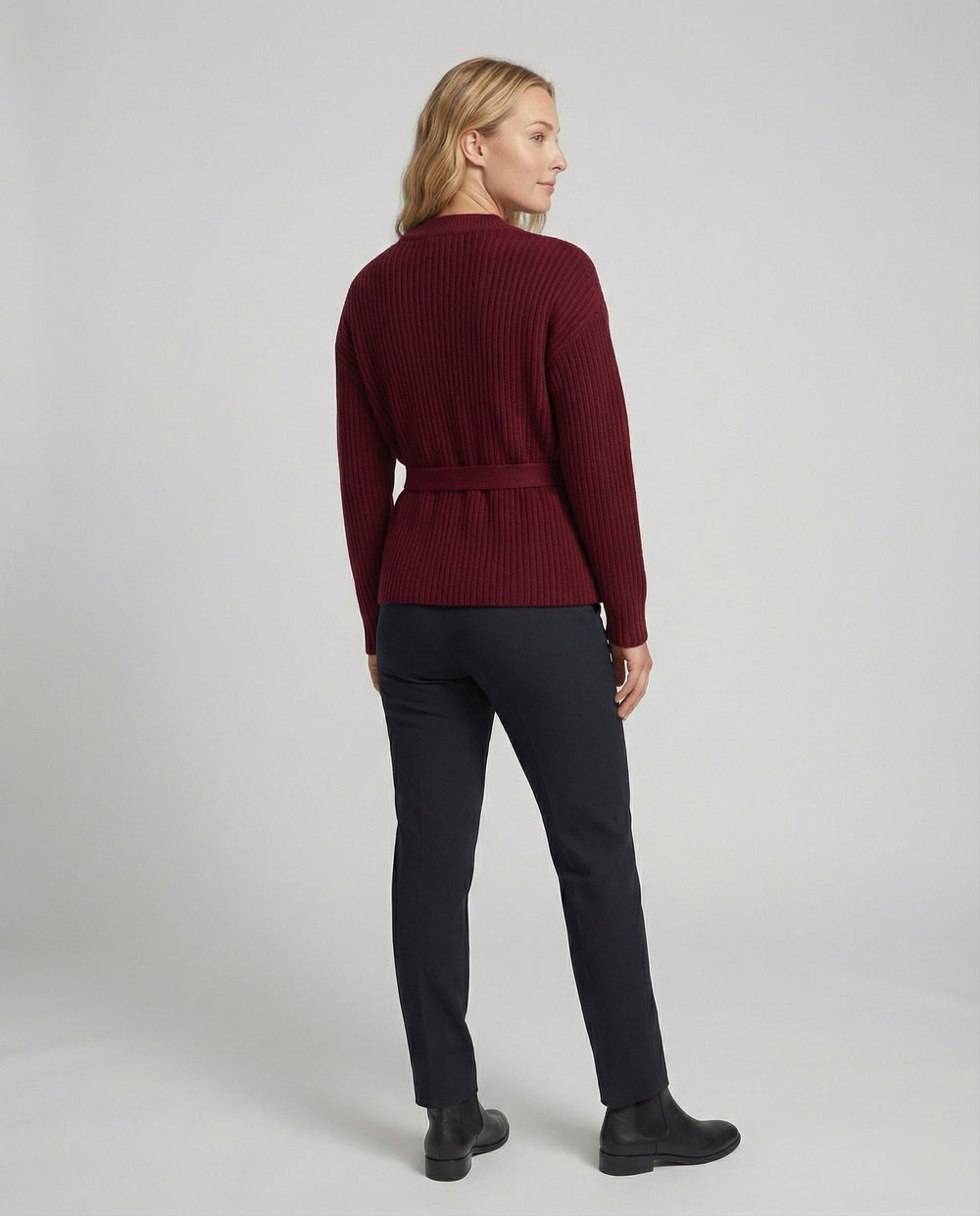 Taillierter Strukturstrick-Cardigan mit Bindegürtel asymmetrischer Knopfleiste und aufgesetzten Taschen EB