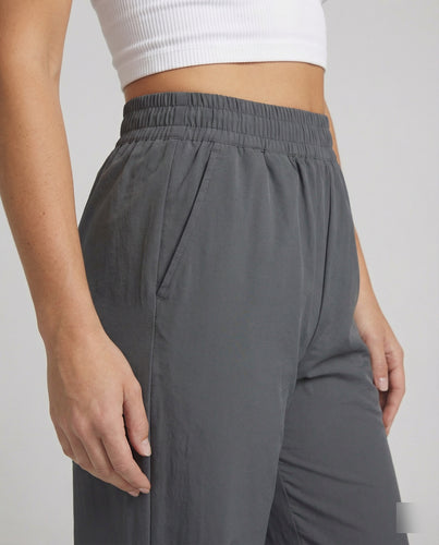 Ultraleichte Outdoor-Hose mit elastischem hochgeschnittenem Bund, Rundumstretch und weitem Bein EB