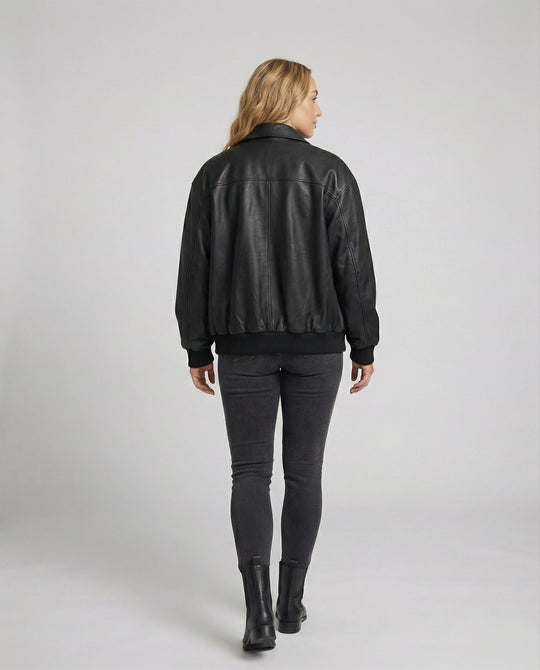 Urbaner Oversize Reißverschlussjacke aus veganem Glattleder mit weiten Raglanärmeln und elastischem Saum EB