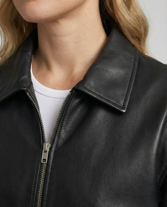 Urbaner Oversize Reißverschlussjacke aus veganem Glattleder mit weiten Raglanärmeln und elastischem Saum EB