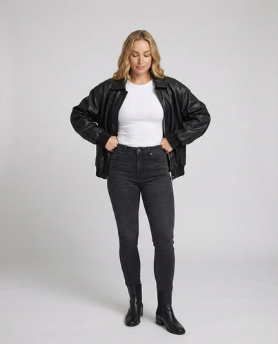 Urbaner Oversize Reißverschlussjacke aus veganem Glattleder mit weiten Raglanärmeln und elastischem Saum EB