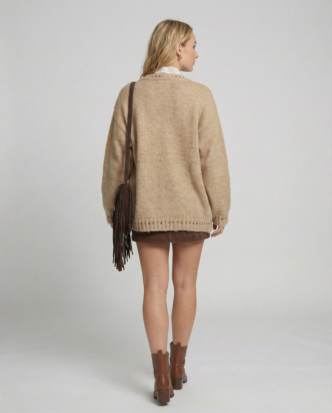 Weicher Mohair-Mix-Cardigan mit dekorativer Lochpasse, überlangen Ärmeln und aufgesetzten Taschen EB