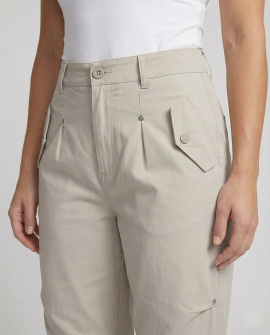 Weit geschnittene hochtaillierte Statement-Hose mit asymmetrischen Paneel-Falten und Zierdruckknöpfen EB