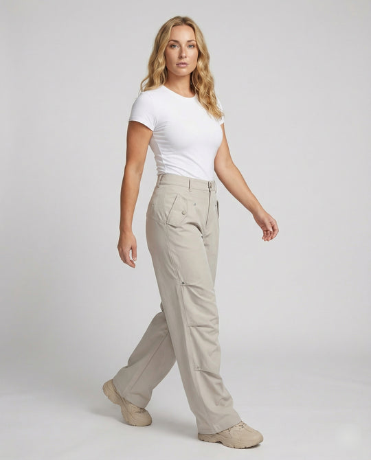 Weit geschnittene hochtaillierte Statement-Hose mit asymmetrischen Paneel-Falten und Zierdruckknöpfen EB