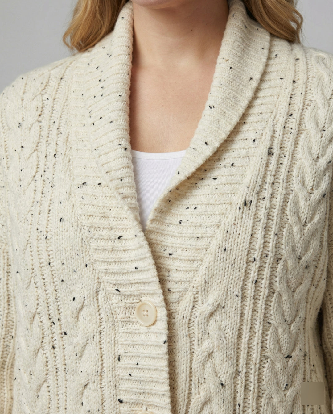 Grobstrickcardigan mit Zopfmuster Eingrifftaschen und Zierknopfleiste EB