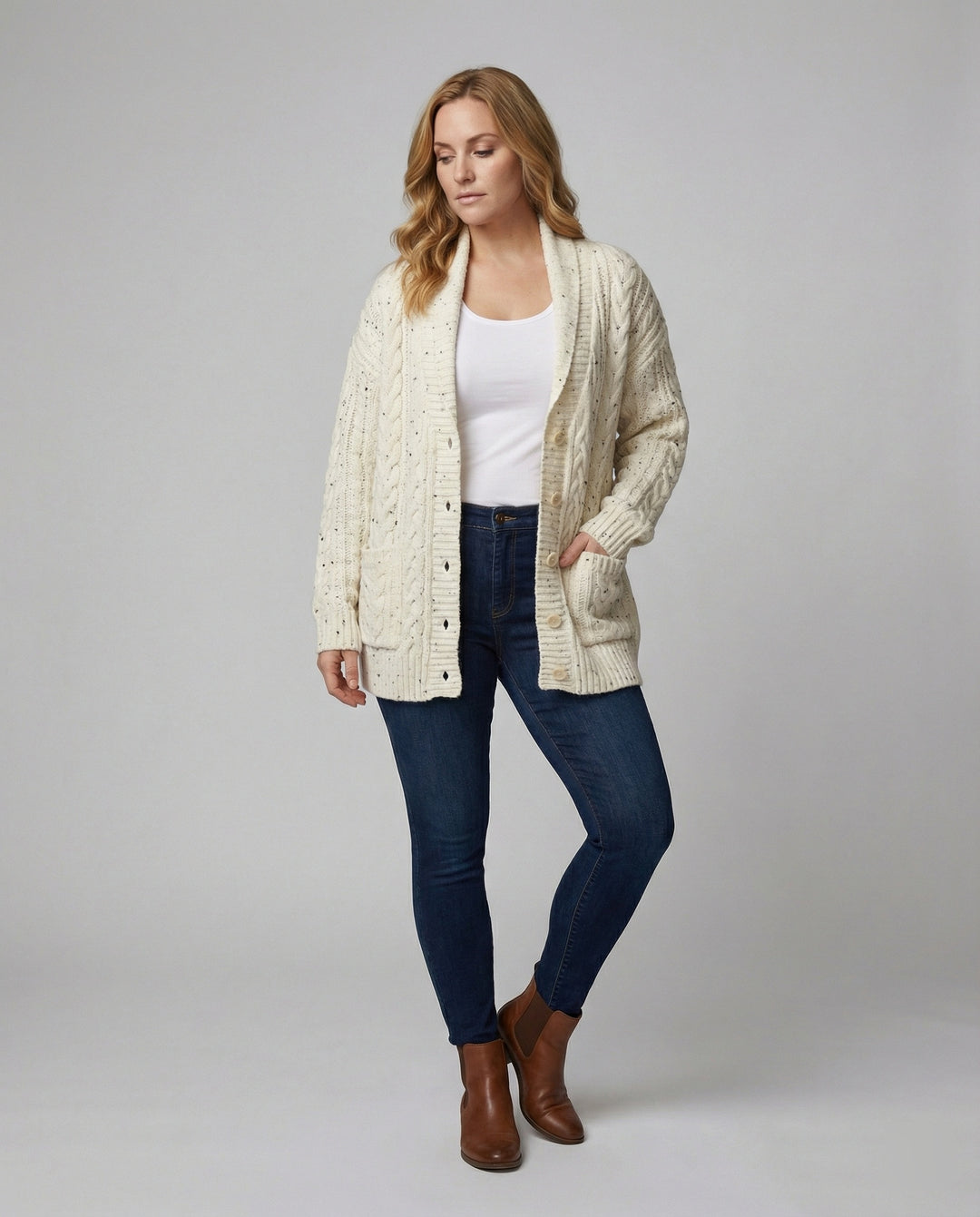 Grobstrickcardigan mit Zopfmuster Eingrifftaschen und Zierknopfleiste EB