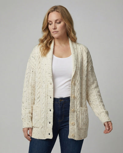 Grobstrickcardigan mit Zopfmuster Eingrifftaschen und Zierknopfleiste EB