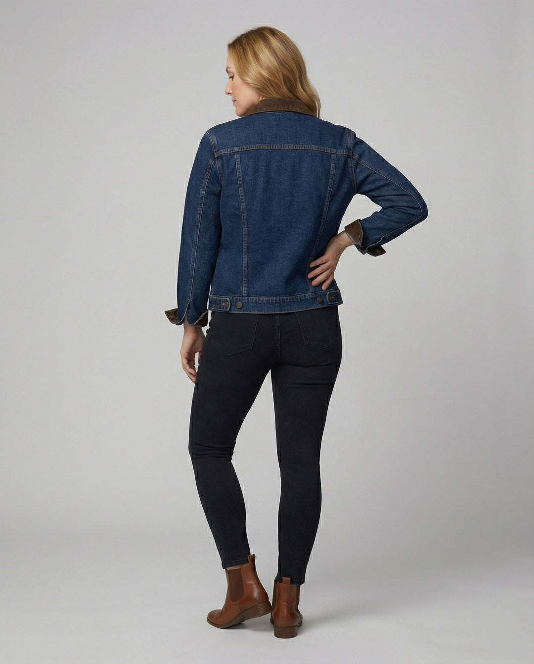 Weite Jeansjacke mit Cordkragen, Druckknopfverschluss und legerer Silhouette EB