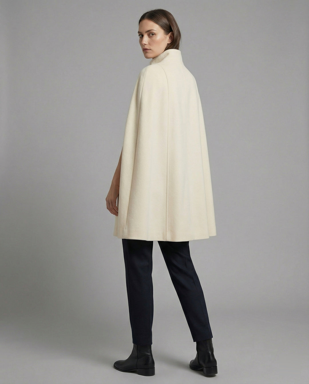Weiter Wollmix-Cape mit Stehkragen und asymmetrischer Knopfleiste EB