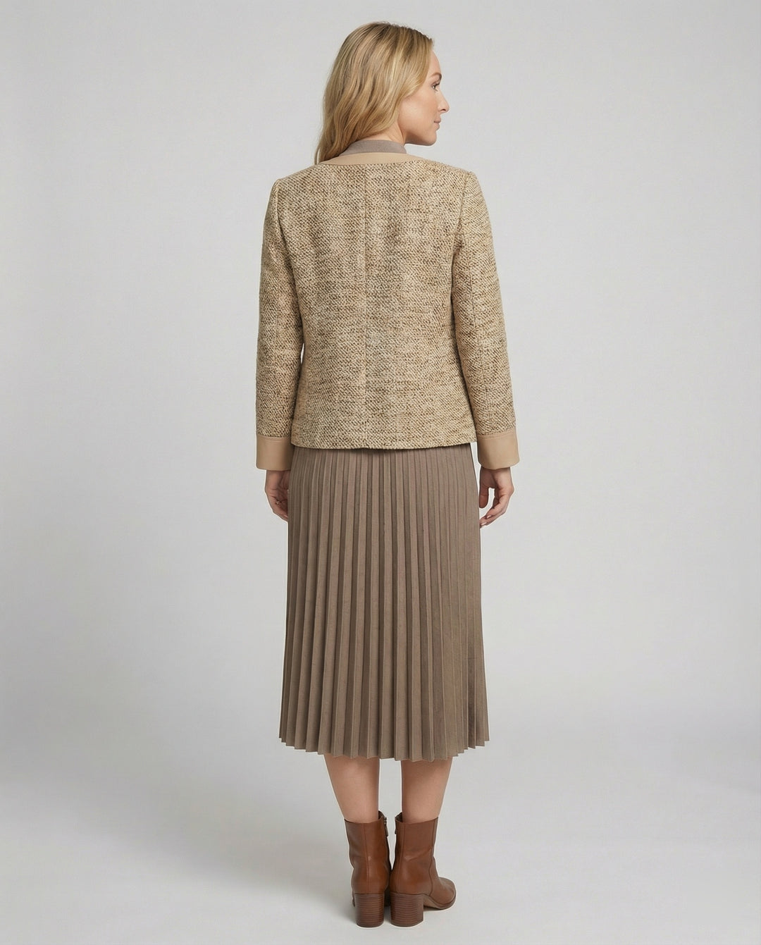 Zweiteiliges Ensemble Boucléjacke mit Rundhalsausschnitt und plissiertem Midikleid