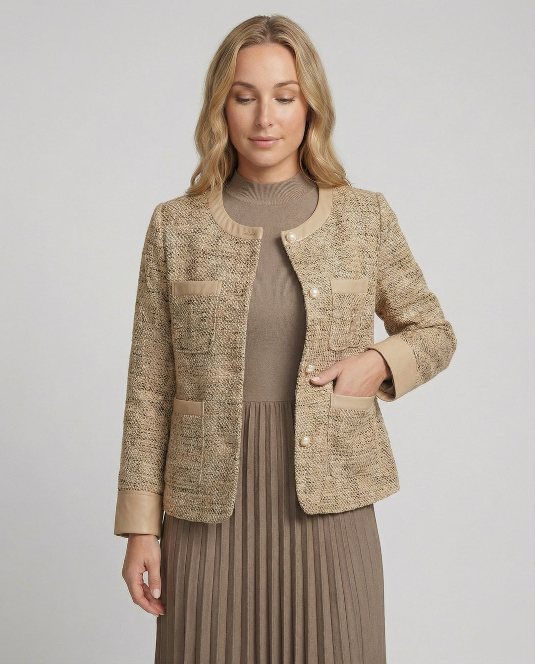 Zweiteiliges Ensemble Boucléjacke mit Rundhalsausschnitt und plissiertem Midikleid