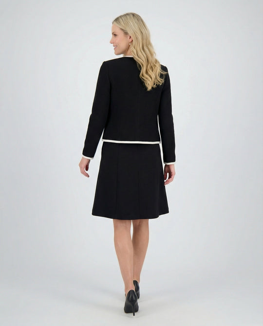 Zweiteiliges Kleid aus ärmellosem Etuikleid und Boucléjacke EB