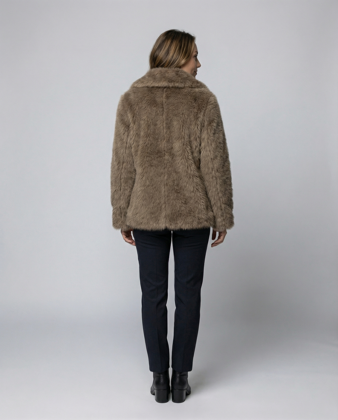 EB | Damen Kurze Jacke Aus Weichem Kunstfell mit Lockerer Passform