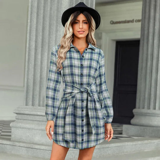 Kariertes Hemdkleid mit Gürtel und Knopfdetails