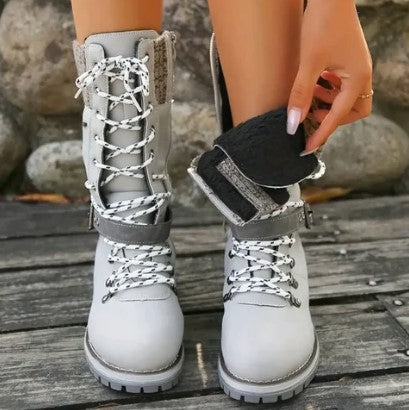 EB | Knöchelhohe Strickstiefel mit Schnürsenkeln, Reißverschluss und Riemen