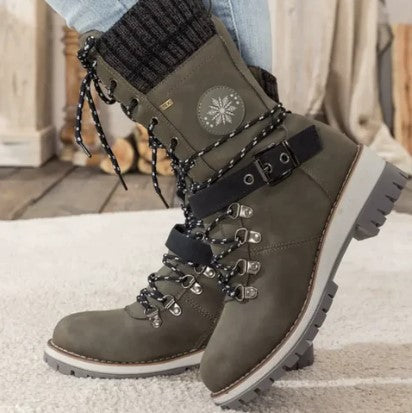 EB | Knöchelhohe Strickstiefel mit Schnürsenkeln, Reißverschluss und Riemen