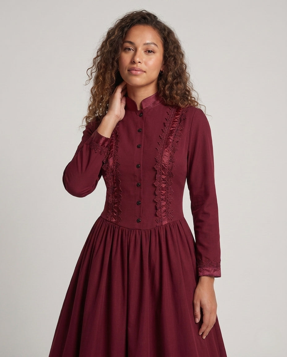 Damen Elegantes historisches Kleid mit detaillierter Blumenstickerei EB