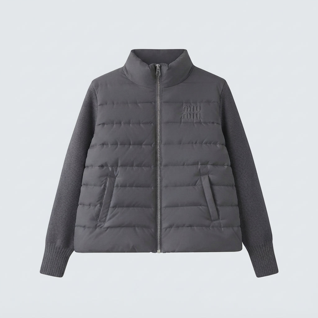 Damen nan kurz geschnittener Hybrid-Steppcardigan mit gesteppter Front, Strickärmeln und hohem Stehkragen EB