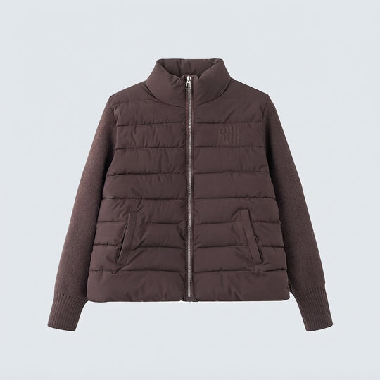 Damen nan kurz geschnittener Hybrid-Steppcardigan mit gesteppter Front, Strickärmeln und hohem Stehkragen EB