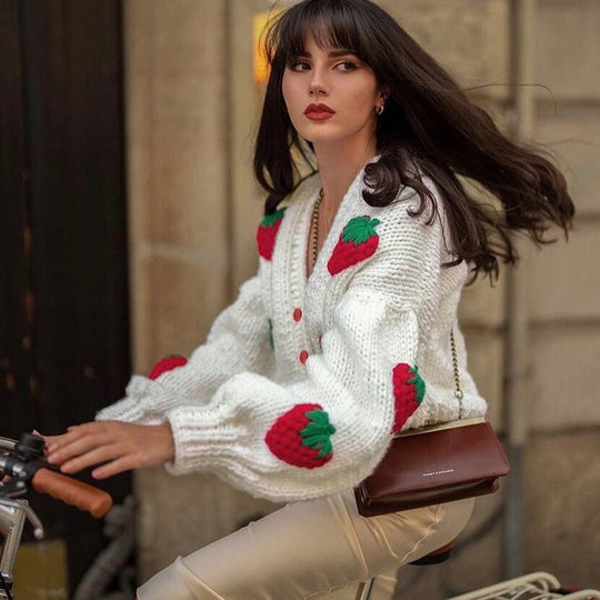EB | Strickjacke Weiches gestricktes Jacket mit süßen Erdbeeren