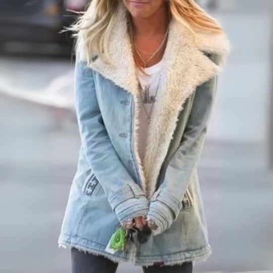 EB | Mit langen, warmen Jeansjacke