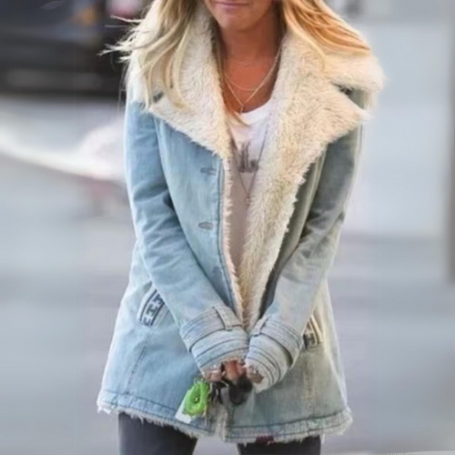 EB | Mit langen, warmen Jeansjacke