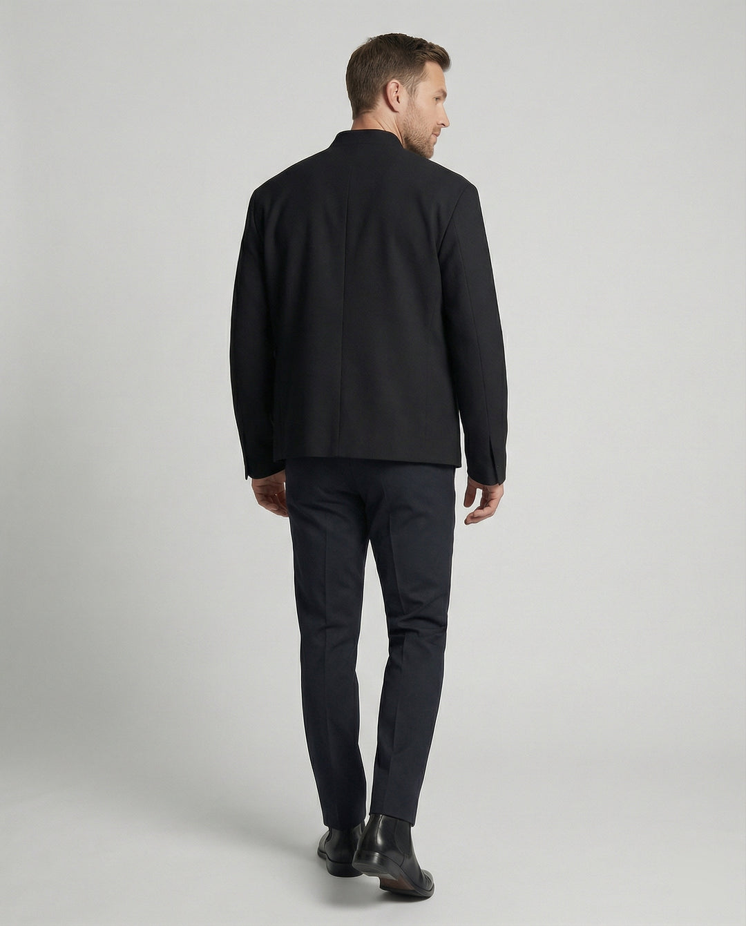 Minimalistischer Oversize-Zweiteiler mit Stehkragenjacke und weiter Anzughose EB